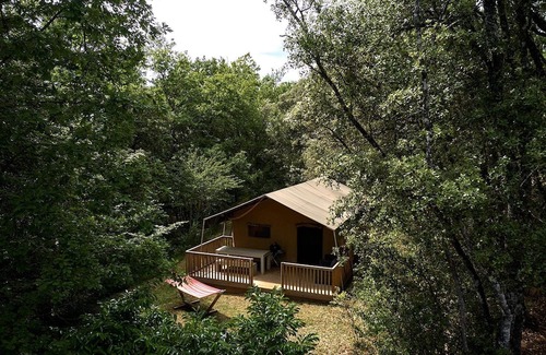 Les Eyzies Ski Chalet | Luxe Sanitary Xl 6 pers. Villatent at a family campsite in Dordogne.