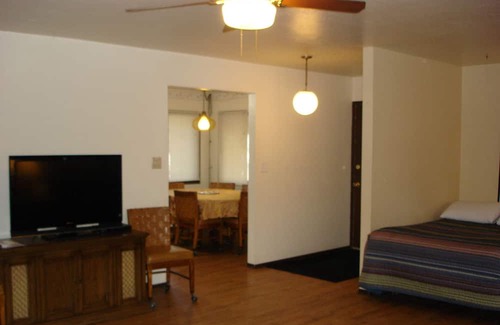 Manitou Springs Cottage | Cozy cottage in picturesque setting nestled at the foot of Pikes Peak