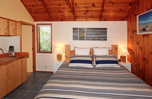 Waiheke Island House | SupaCute Cottage, Spa Bath,Dble Kayak, SKYTV, Wifi