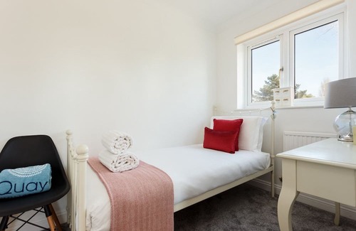 Poole Apartment | Fantasea - a house that sleeps 3 guests in 2 bedrooms