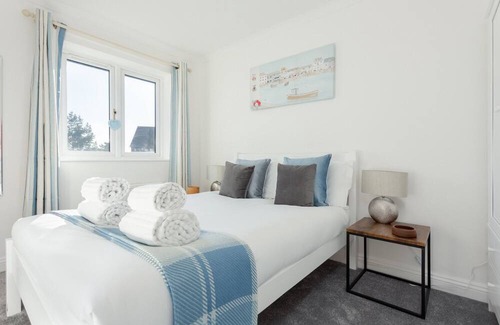 Poole Apartment | Fantasea - a house that sleeps 3 guests in 2 bedrooms