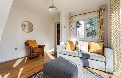 Poole Apartment | Fantasea - a house that sleeps 3 guests in 2 bedrooms