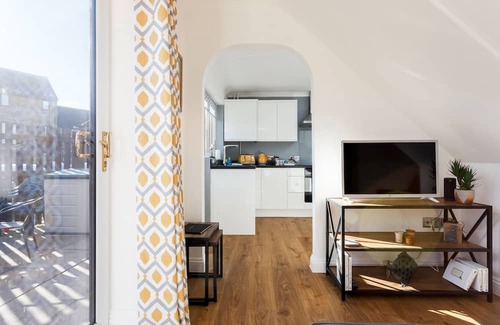 Poole Apartment | Fantasea - a house that sleeps 3 guests in 2 bedrooms