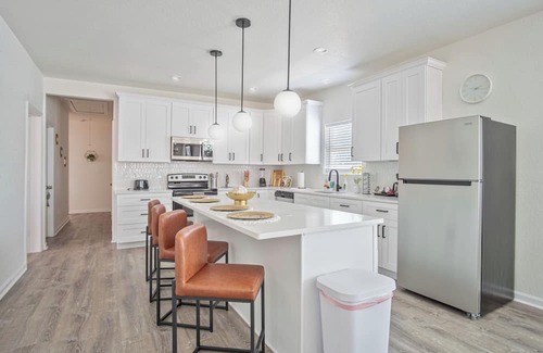 Eastside Promise Neighborhood Cottage | Generous 5br/3ba Haven Close to Alamo & Riverwalk!