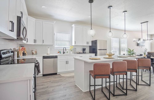 Eastside Promise Neighborhood Cottage | Generous 5br/3ba Haven Close to Alamo & Riverwalk!