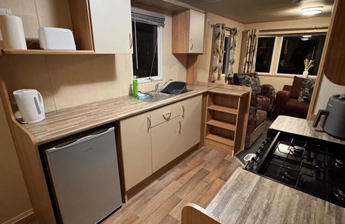 Towyn Ski Chalet | 2 Bed Caravan - Sleeps 6 - Pet Friendly, Parking