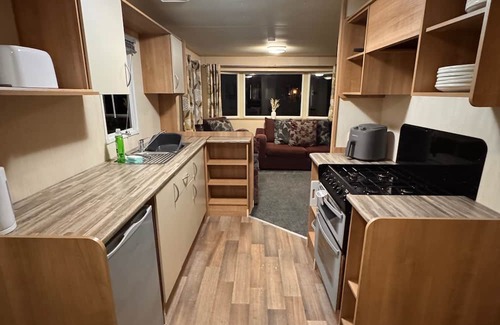 Towyn Ski Chalet | 2 Bed Caravan - Sleeps 6 - Pet Friendly, Parking