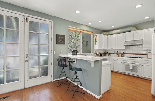 Little Hollywood Apartment | Beautiful 2BR in Silver Terrace