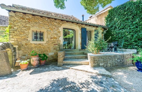 Montaren-et-Saint-Mediers Condo | Mimosa Superb duplex gîte in the heart of an 18th-century sheepfold a stone's throw from Uzès
