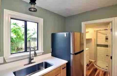 Franklin to the Fort House | Little White Cottage : Fenced Yard : 2 BD