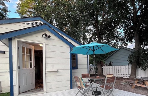 Franklin to the Fort House | Little White Cottage : Fenced Yard : 2 BD