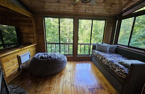 Ellijay Cabin | Creekside Cottage- Cozy 3-bedroom cabin in adorable Ellijay GA