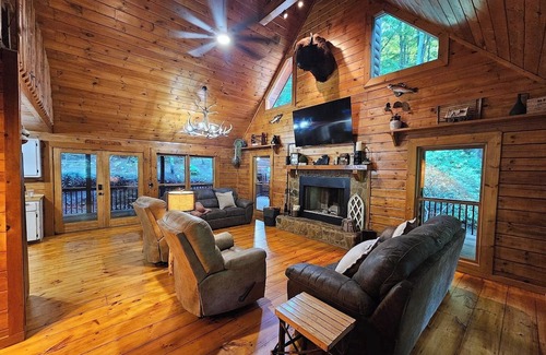 Ellijay Cabin | Creekside Cottage- Cozy 3-bedroom cabin in adorable Ellijay GA