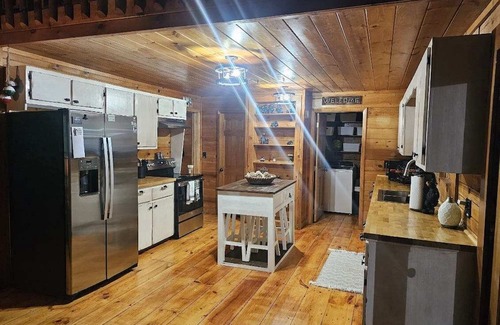 Ellijay Cabin | Creekside Cottage- Cozy 3-bedroom cabin in adorable Ellijay GA