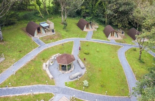 Laugharne House | Pods @ Broadway Standard with hot tub