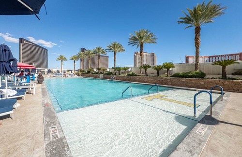 Las Vegas Condo | 𝐓𝐑𝐔𝐌𝐏 56th Floor ⁕ Luxury Suite ⁕ Strip Views