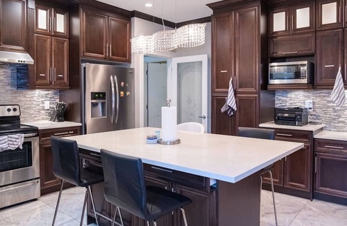 Burnaby House | Newly Listed Central Suite near Skytrain
