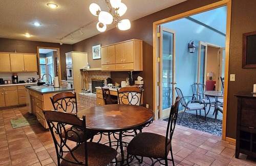 Aberdeen House | Deer Creek Country Escape - spacious 5 bedrooms with a private walking trail