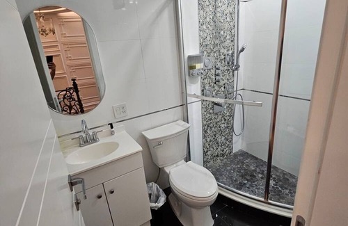 Queens House | Charming 1-Bedroom with AC, WiFi in Queens close to JFK and LaGuardia Airport