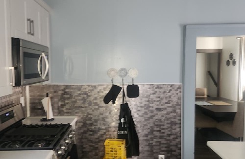 South Broadway House | Spacious 4-bedroom house with AC and WiFi in charming Cleveland Neighborhoodn