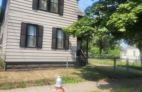 South Broadway House | Spacious 4-bedroom house with AC and WiFi in charming Cleveland Neighborhoodn
