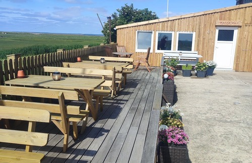 Hallig Langeneß Apartment | Apartment 'Dat Lütte Huus' with Shared Terrace and Wi-Fi