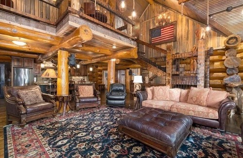 Talking Rock Cabin | Large and charming 4-bedroom log cabin in the Georgia mountains
