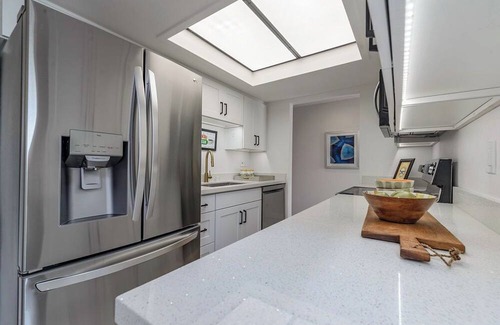 Seattle Metro Area Condo | 12 miles from Seattle. Puget sound views, beach access, pool, jacuzzi.