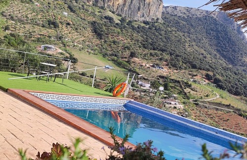 El Gastor Cottage | House with views of the mountains and the reservoir, with fireplace and saltwater pool