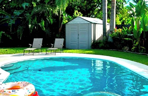 Wilton Manors Villa | 🌴VILLA PARAÍSO🌴 pool grill fenced backyard beach dog park
