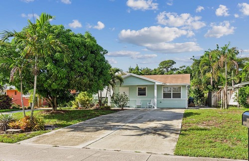 Stuart House | Coastal Comfort: 3br House In Stuart City 3 Bedroom Home by RedAwning