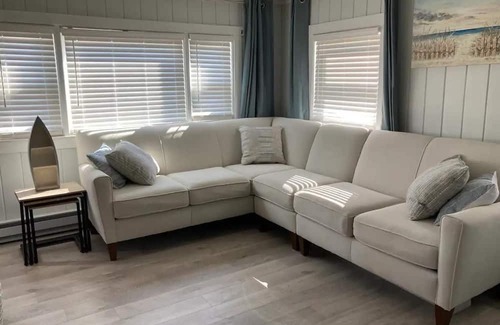 Hampton Cottage | Updated beach cottage with plenty of amenities and 4 parking spots!
