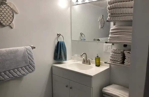 Hampton Cottage | Updated beach cottage with plenty of amenities and 4 parking spots!