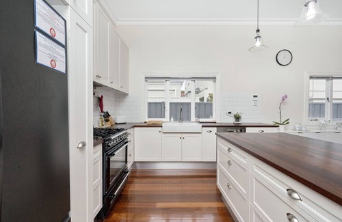 North Perth House | Grand Hyde Park 3 Bedroom Home by WorldWide Welcome