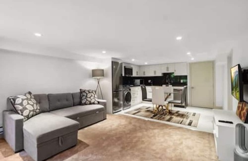 Upper Lonsdale House | Modern & Cozy 1BR suite in NV