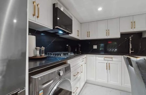 Upper Lonsdale House | Modern & Cozy 1BR suite in NV