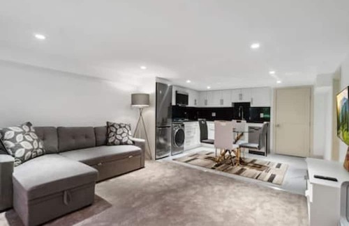 Upper Lonsdale House | Modern & Cozy 1BR suite in NV
