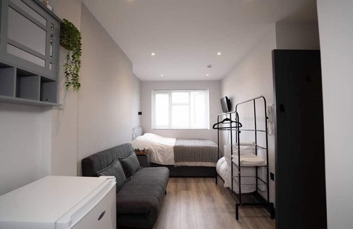 Southall Green Apartment | Smart Ensuite room w/Bathroom and Dedicated Kitchen