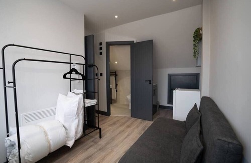 Southall Green Apartment | Smart Ensuite room w/Bathroom and Dedicated Kitchen