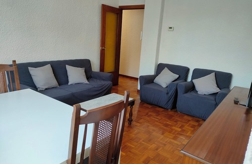 Romareda House | Tranquil 4-bedroom apartment with WiFi in Zaragoza