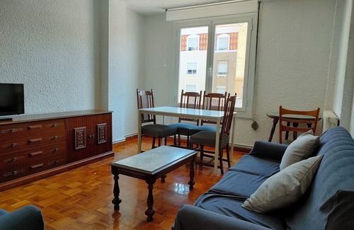 Romareda House | Tranquil 4-bedroom apartment with WiFi in Zaragoza