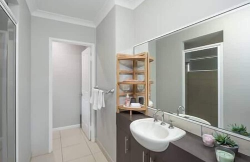 Kewarra Beach House | Kewarra Beach King Bed 4BR house; Pool, BBQ, Pets