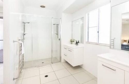 Trinity Park House | Trinity Beach 2BR Apartment; Pools, 500 m to beach!