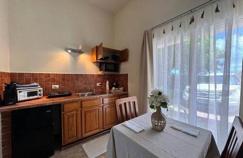 Cay Bay Hill Apartment | View Point Grand Studio: Cozy, Ocean Views, Gentle Breezes, Backup Benerator