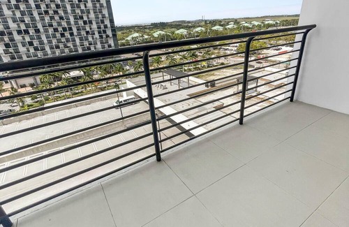 Doral Condo | Modern Comfort: Doral 1BR Serenity
