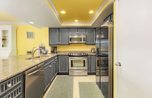 Punta Rassa Condo | BayView 132: Beach front 1b/1b condo. Amazing Sunsets and Resort Amenities
