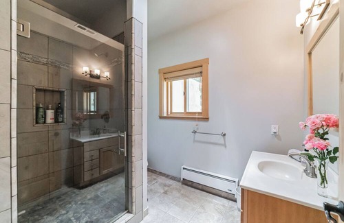 Freestone House | Compass Rose Reserve