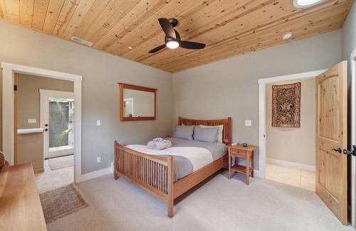 Freestone House | Compass Rose Reserve