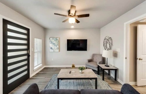 Fort Worth Apartment | Cosy Urban Modern Nest FREEPark 2Beds 5MinDwntwn