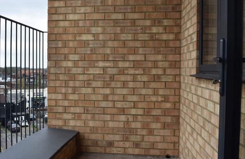 Brentwood Condo | Beautiful two bedroom with balcony in Brentwood